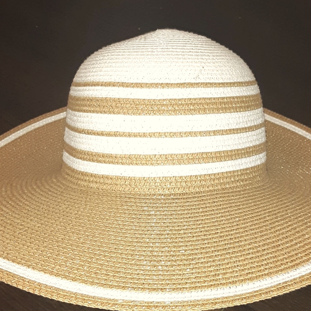 WOMANS BEACH HAT